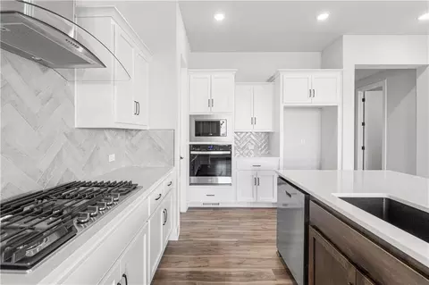 1583 Grayhawk Dr, Basehor, KS 66007