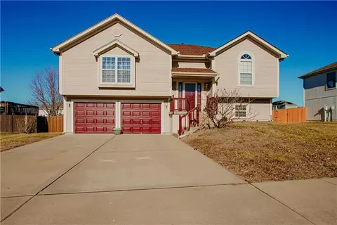 12204 White Oak St, Peculiar, MO 64078