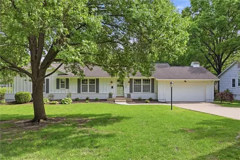 2309 W 104th St, Leawood, KS 66206