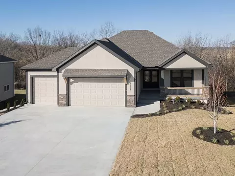 1942 Edgewood Dr, Leavenworth, KS 66048