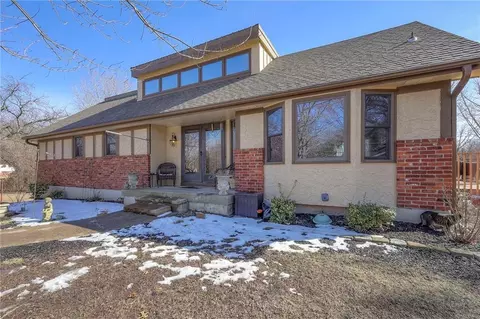 25401 Lone Pine Dr, Cleveland, MO 64734