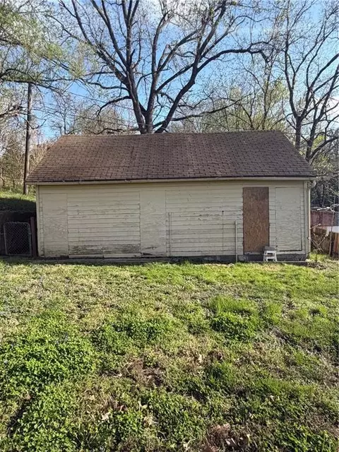 516 Blake St, Saint Joseph, MO 64504 photo 4