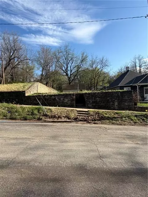 516 Blake St, Saint Joseph, MO 64504 photo 2