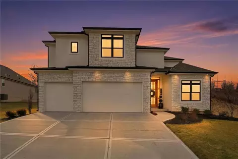 5852 S National Dr, Parkville, MO 64152