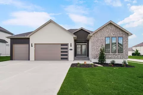 2037 SW Red Barn Ln, Lees Summit, MO 64082