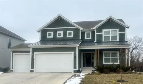 1422 SW Georgetown Dr, Lees Summit, MO 64082