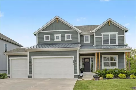 1422 SW Georgetown Dr, Lees Summit, MO 64082