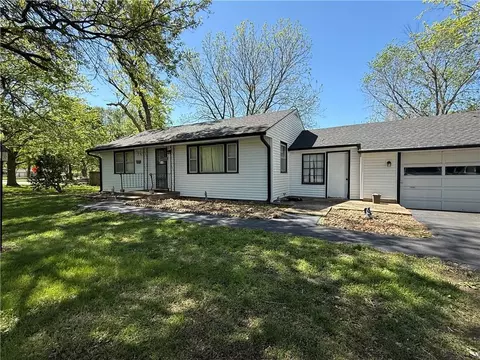 412 NW Donovan Rd, Lees Summit, MO 64063