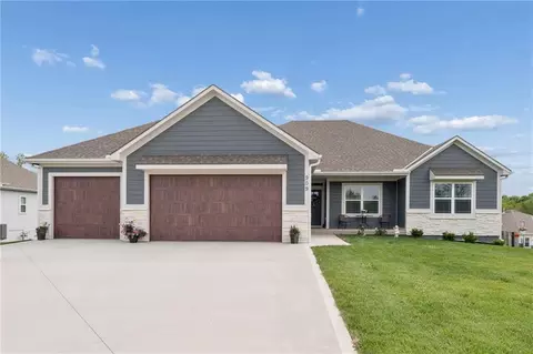 909 Captain Merriman Dr, Freeman, MO 64746