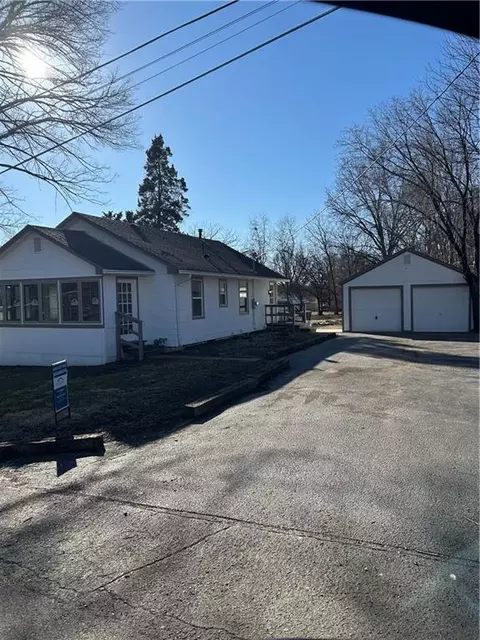 3742 NE Chaumiere Rd, Kansas City, MO 64117
