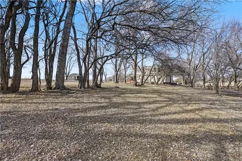 Exterior - 307 E Gore Rd, Raymore, MO 64083 photo 8 of 9