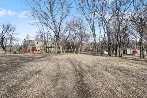 Exterior - 307 E Gore Rd, Raymore, MO 64083 photo 7 of 9