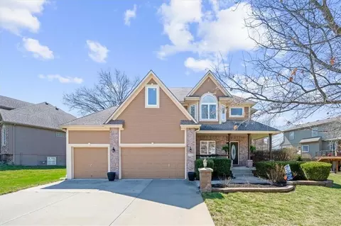 2716 SW Regal Dr, Lees Summit, MO 64082