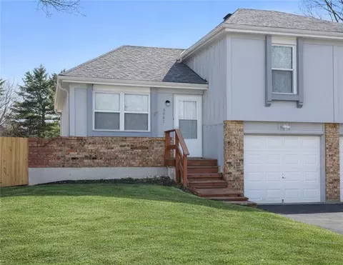 5607 Crest Dr, Kansas City, KS 66106