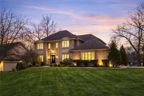 132 The Woodlands Dr, Gladstone, MO 64119