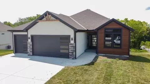 700 Blackhawke Dr, Smithville, MO 64089