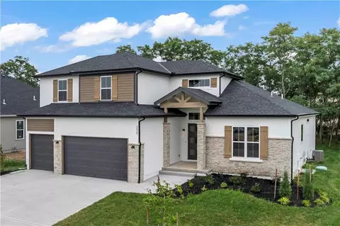 2505 NE Woodland Oak Cir, Lees Summit, MO 64086