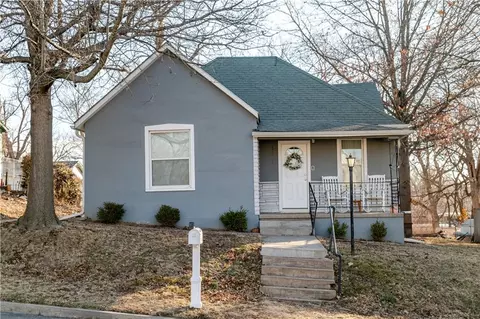 1018 N 10th St, Atchison, KS 66002
