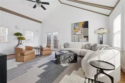 5701 Central St, Kansas City, MO 64113