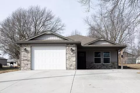511 S 2nd St, Odessa, MO 64076