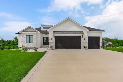 1 S Buffalo Ridge Ct, Lake Winnebago, MO 64034
