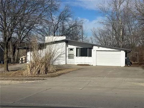 229 W 16th St, Maryville, MO 64468