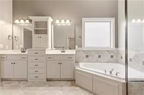 Bath - 1559 Brompton Ln, Raymore, MO 64083 photo 3 of 7