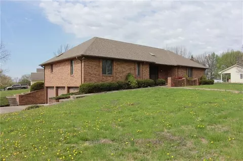 1410 Grandview Dr, Warrensburg, MO 64093