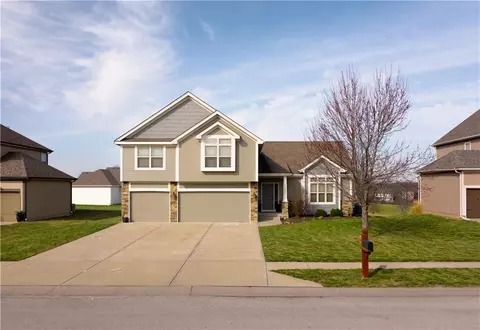 17802 Greyhawke Rdg, Smithville, MO 64089
