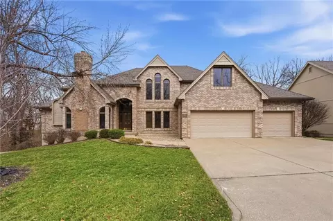 71 The Woodlands Dr, Gladstone, MO 64119