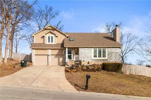 202 SW 25th St, Oak Grove, MO 64075