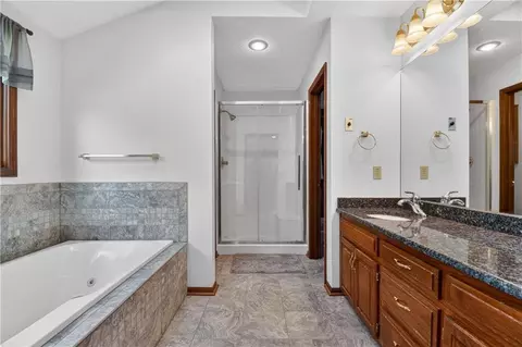 Bath - 1504 Hillcrest Ct, Atchison, KS 66002 photo 1 of 2