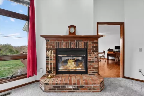 Living - 1504 Hillcrest Ct, Atchison, KS 66002 photo 2 of 3