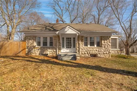 7005 Raytown Rd, Raytown, MO 64133