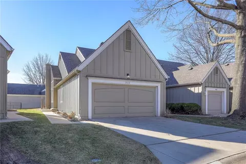 9415 W 122nd St, Overland Park, KS 66213
