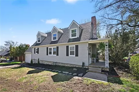 921 Manor Rd, Independence, MO 64055