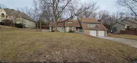 16015 Meadow Ln, Stilwell, KS 66085