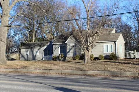 5912 W 75th St, Prairie Village, KS 66208