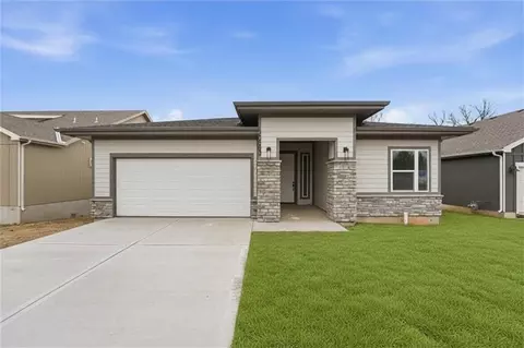 20683 Skyview Ln, Spring Hill, KS 66083