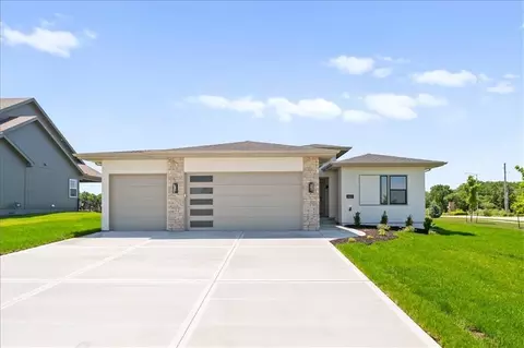 2111 SW Harvest Moon Ln, Lees Summit, MO 64082