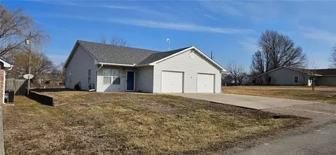 304 E 16th St, Holden, MO 64040