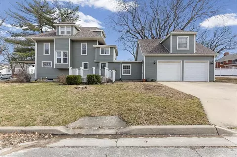 501 E Shawnee St, Paola, KS 66071