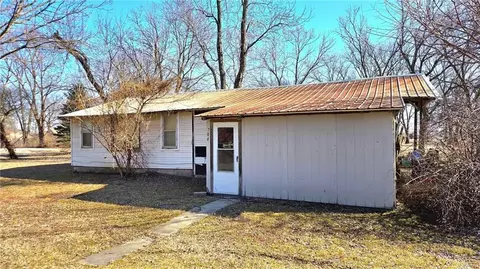 704 Pine St, Pleasanton, KS 66075