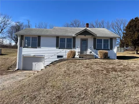 5518 Karrasch St, Saint Joseph, MO 64505