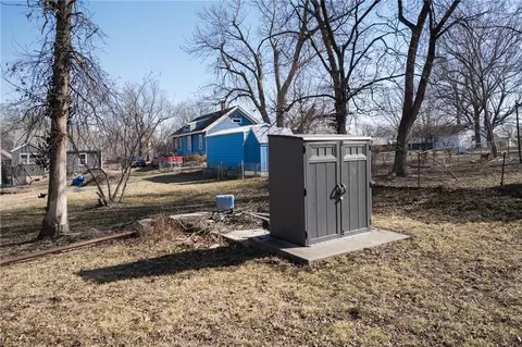 Exterior - 300 E Florence St, Windsor, MO 65360 photo 6 of 8