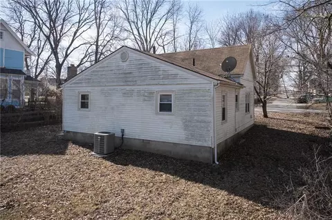 Exterior - 300 E Florence St, Windsor, MO 65360 photo 4 of 8