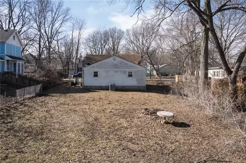 Exterior - 300 E Florence St, Windsor, MO 65360 photo 8 of 8