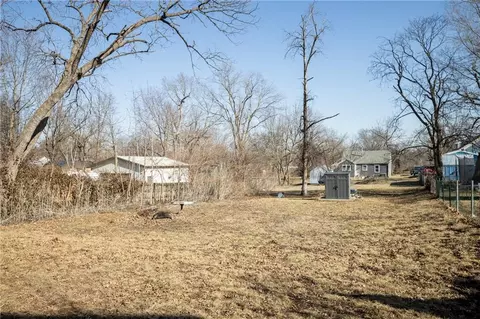 Exterior - 300 E Florence St, Windsor, MO 65360 photo 5 of 8