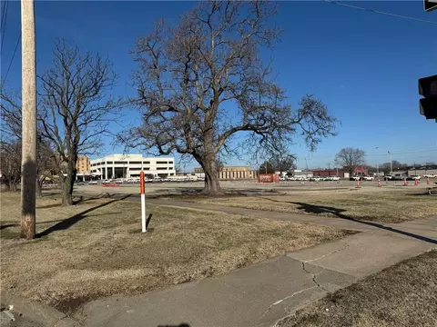 400 SE 8th Ave, Topeka, KS 66607