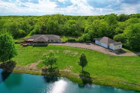 16245 62nd St, Oskaloosa, KS 66066